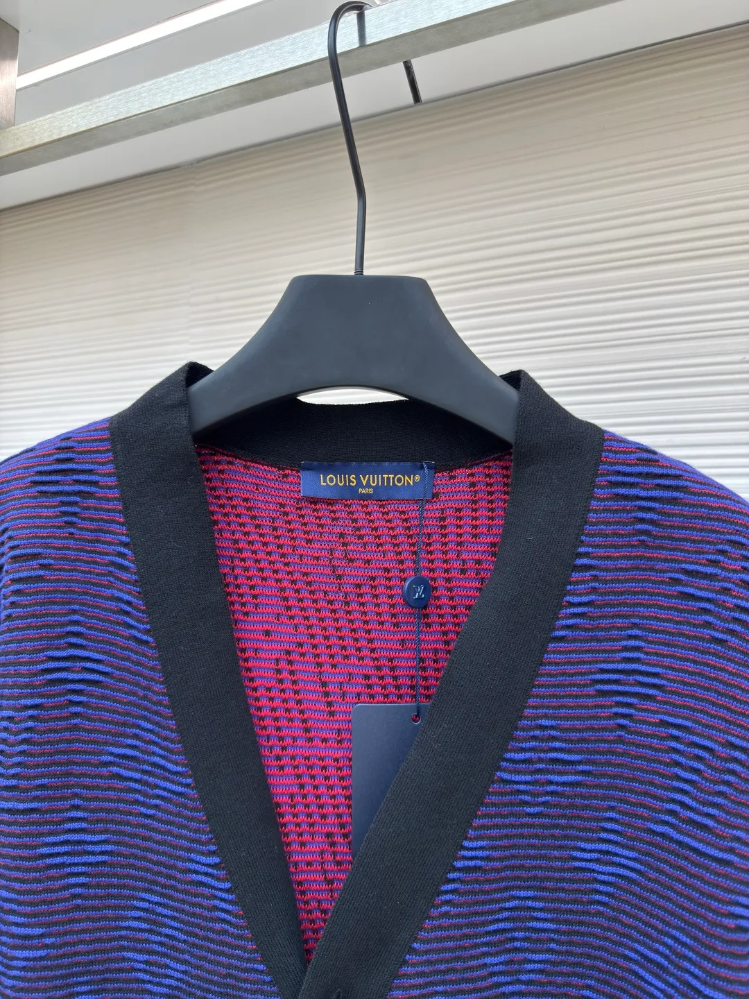 LOUIS VUITTON grating effect jacquard knitted jacket ●Authentic product: Purchased and developed for 12999 ●Item number: 1680041-B00 ●Fabric: Customized yarn fabric ●Technology: Knitted ●Version: Loose version ●Weight: about 750g ●Size: S-M-L-XL ●Description: 25ss new cotton knitted cardigan dip-dyed in elegant tones, full-width Monogram The jacquard pattern incorporates gradient stripes, creating an eye-catching raster effect that highlights Louis Vuitton's exquisite craftsmanship. Deep trims extend the college style, and pearlescent buttons add a dandy touch. The overall wiring is straight and delicate, the fabric is comfortable and soft, and the color is consistent without color difference. It can be matched with the same style to create a fashionable look and control various occasions. Customized accessories, complete with three standards, same style for men and women!